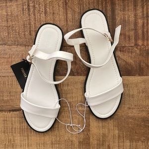 NWT Forever 21 white sandales